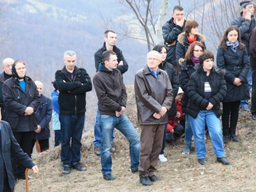 FOTO: Vlč. mr. Pero Brajko predvodio Križni put na Uzdolu