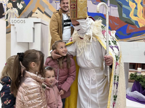 FOTO: Sv. Nikola razveselio djecu na Orašcu