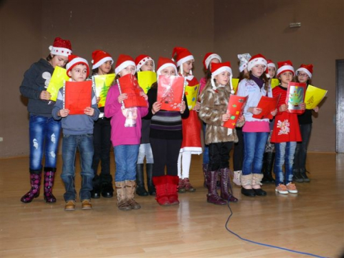 Foto: Održana božićna priredba učenika OŠ "Marko Marulić" Prozor