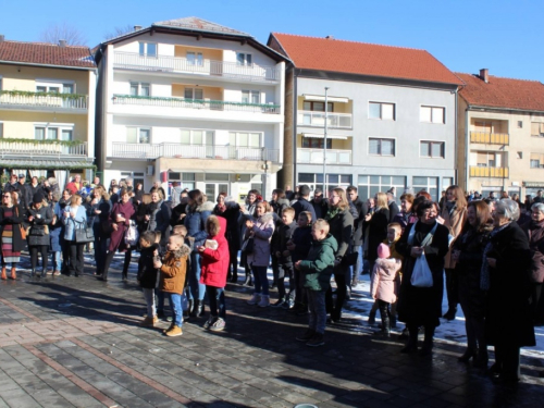 FOTO: U Prozoru otvoren Božićni sajam