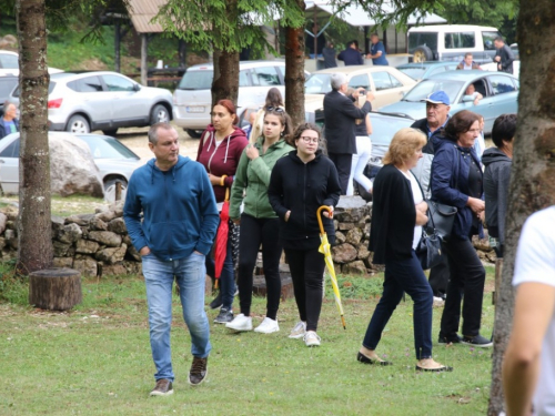 FOTO/VIDEO: Na Vranu služena sv. misa za poginule duvandžije