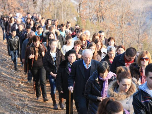 FOTO: Fra Andrija Jozić predvodio Križni put na Uzdolu