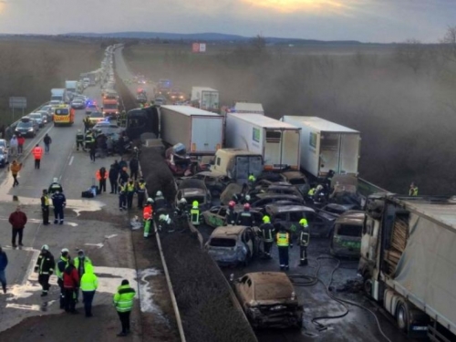 Teška prometna u Mađarskoj: Sudjelovalo pet kamiona i 37 automobila, 19 vozila izgorjelo
