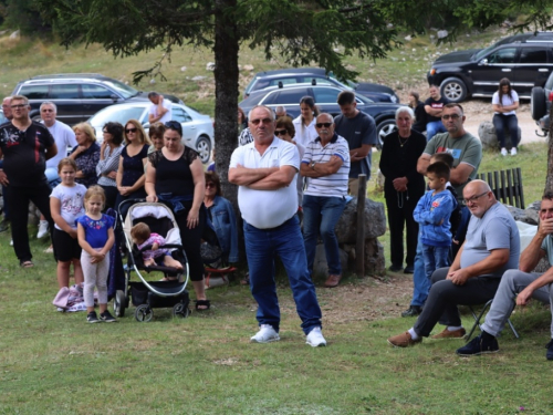 FOTO/VIDEO: Na Vranu služena sv. misa za poginule duvandžije