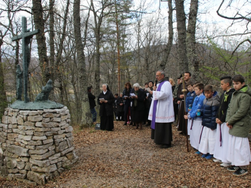 FOTO: Put križa kroz fratarski gaj na Šćitu