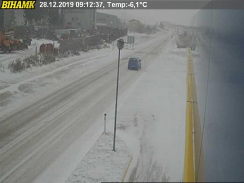 Snijeg stvara probleme na cestama u unutrašnjosti BiH