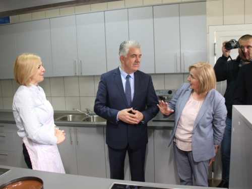 Premijer Vlade HNŽ-a Nevenko Herceg posjetio Osnovnu i Srednju školu u Prozoru