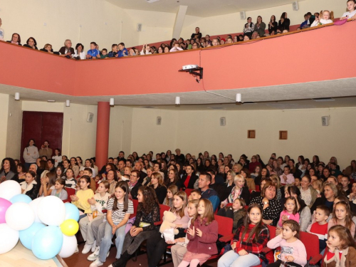 FOTO: Ines Markešić i Magdalena Zadro pobjednice dječjeg festivala ''Mala Rama 2024.''