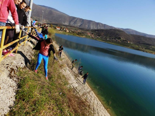 FOTO: Učenici u Eko akciji čišćenja obale Ramskog jezera