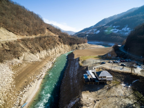 FOTO/VIDEO: Jablaničko jezero povuklo se iz Donje Rame