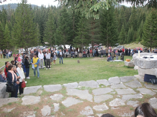 FOTO: Na Vranu služena sv. misa za poginule duvandžije