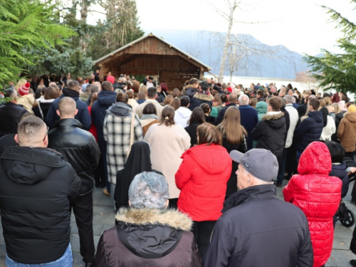 FOTO: Na Šćitu uprizorene žive jaslice