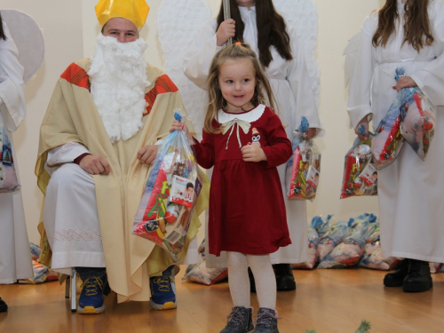 FOTO: Sveti Nikola razveselio najmlađe u župi Rumboci