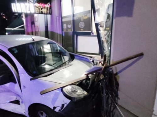 Prometna nesreća u Mostaru: Vozilo završilo u ćevabdžinici