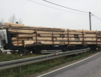 Kamion natovaren drvima sletio s ceste kod Viteza, pričinjena veća materijalna šteta