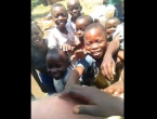 Pogledajte reakcije: Mali Kongoanci prvi put vidjeli bijelca
