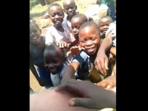 Pogledajte reakcije: Mali Kongoanci prvi put vidjeli bijelca