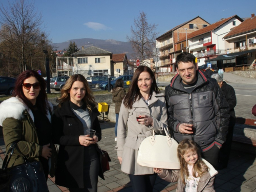 U Prozoru svečano otvoren Božićni sajam