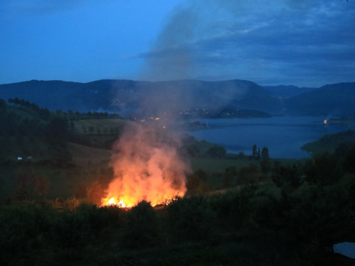 FOTO: Paljenjem svitnjaka Rama dočekuje sv. Ivu