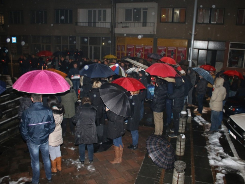 FOTO: U Prozoru zapaljene svijeće za tragično preminulog generala Slobodana Praljka