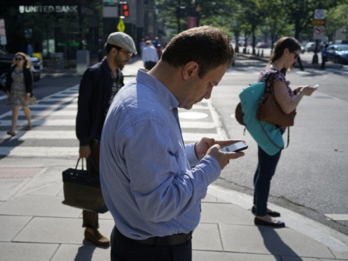 Ljudi su sve više ovisni o pametnim telefonima
