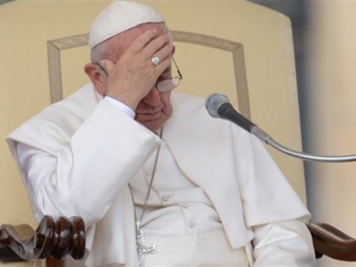 Papa Franjo se spotaknuo i pao na stepenicama