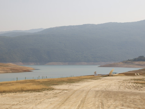 FOTO: Jedrilica "pala" na Ramsko jezero