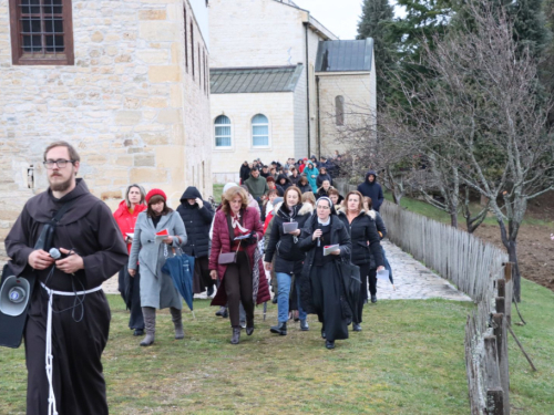 FOTO: Put križa kroz fratarski gaj na Šćitu