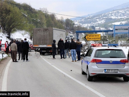 Travnik: U prometnoj nezgodi ozlijeđeno četvero i oštećen skupocjeni Porsche