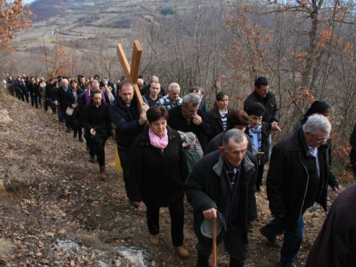 FOTO: Vlč. mr. Pero Brajko predvodio Križni put na Uzdolu