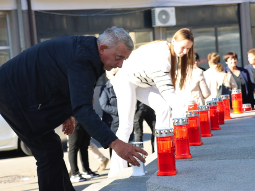 FOTO: Svi sveti - U Prozoru zapaljene svijeće za poginule i preminule branitelje