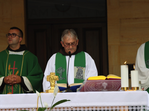 FOTO: Započela trodnevnica na Šćitu uoči Male Gospe, prvi dan posvećen školarcima