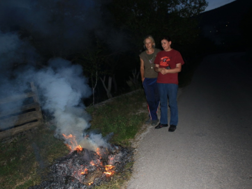 FOTO: Paljenjem svitnjaka Rama dočekuje sv. Ivu