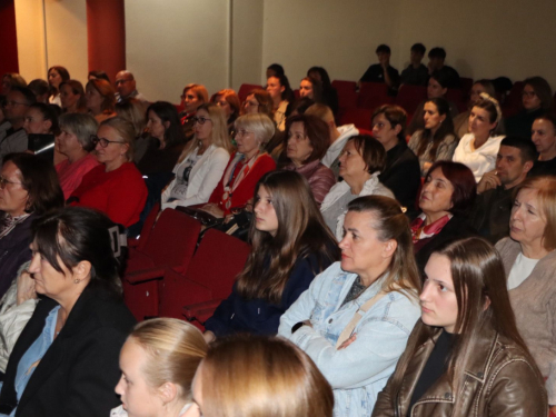 FOTO: U Prozoru izvedena ''Čaša'': Predstava o Bosni i dilemi odlaska i ostanka