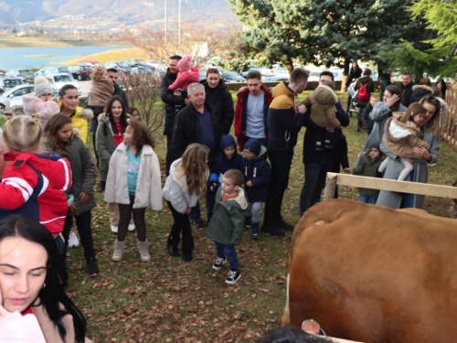 FOTO: Na Šćitu uprizorene žive jaslice