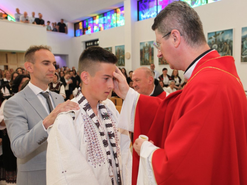 FOTO: Krizma u župi Rumboci