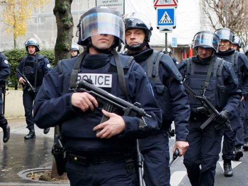 Pariz: Uhićen otmičar koji je držao taoce i polio ih benzinom