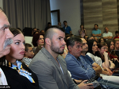 Premijeru filma 'Hajduk Mijat Tomić' u Mostaru svojim nastupom uveličale 'Čuvarice' iz Rame