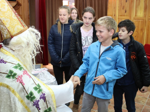 FOTO: Sv. Nikola i ove godine razveselio djecu u župi Rama Šćit