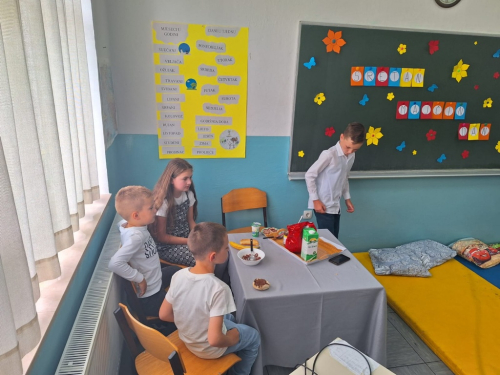 FOTO: Priredba povodom Majčinog dana u područnoj školi na Lugu