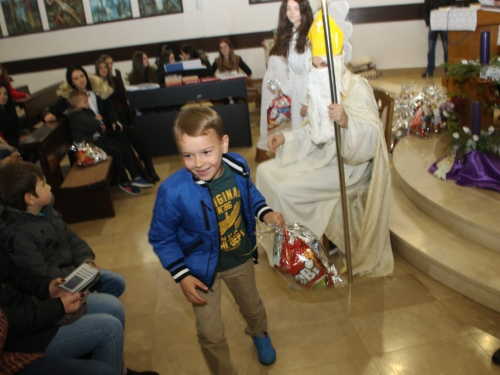 FOTO: Sv. Nikola podijelio paketiće djeci u Rumbocima