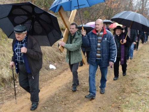 FOTO: Mons. dr. Pero Sudar predvodio misu i Križni put na Uzdolu