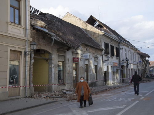 Veliki fotoizvještaj iz Petrinje: U samom centru gotovo nema zgrade koja nije razrušena