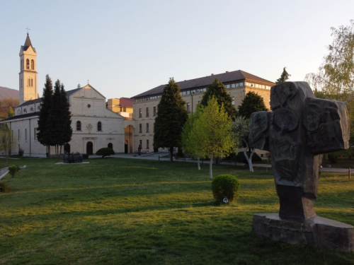 Svećenici u Vrhbosanskoj nadbiskupiji ponovno mogu slaviti mise s narodom