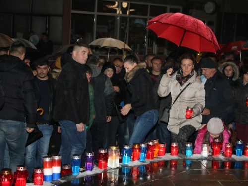 FOTO: U Prozoru zapaljene svijeće za tragično preminulog generala Slobodana Praljka