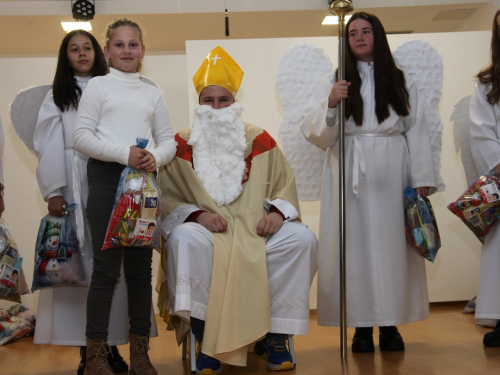 FOTO: Sveti Nikola razveselio najmlađe u župi Rumboci