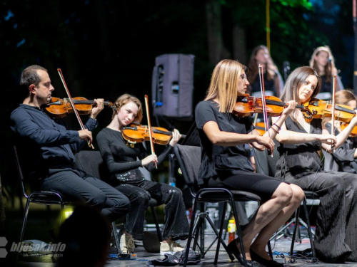 ''Čuvarice'' i Simfonijski orkestar Mostar koncertom oduševili Mostarce