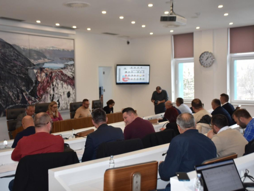 Rama u rasulu: milijuni duga, rezovi i otkazi građanima – slika vlasti koja je izgubila kontrolu