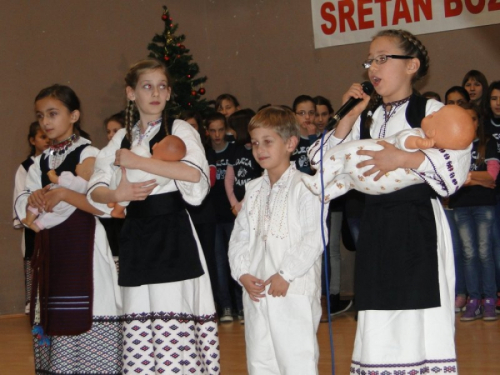 FOTO: Božićna priredba OŠ Marka Marulića u Prozoru