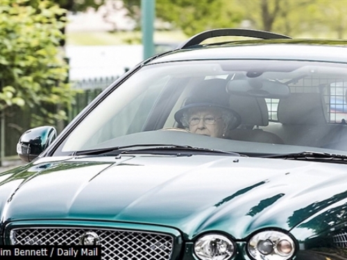 Britanska kraljica za volanom u 91. godini
